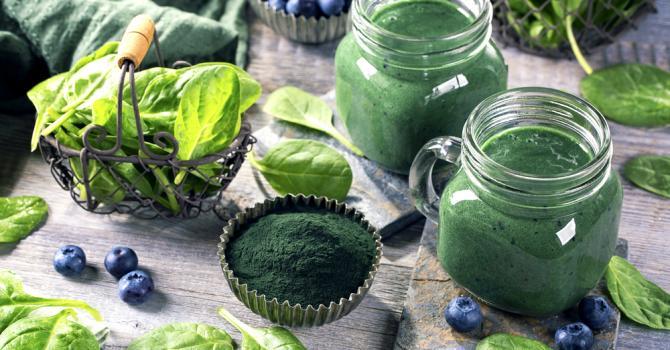 Smoothie dynamite aux épinards, myrtilles et spiruline