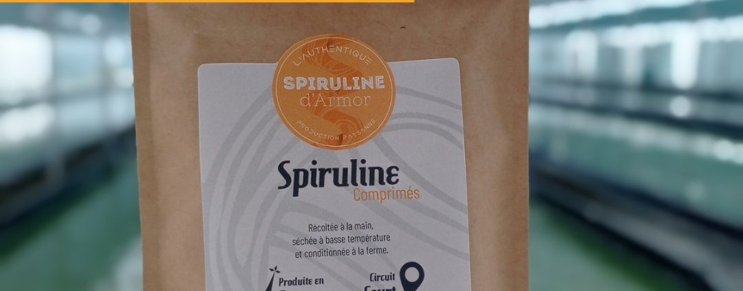 paquet de spiruline en comprimés devant un bassin de spiruline